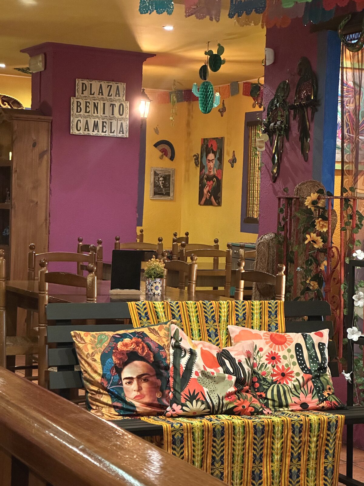 Interior de La Hacienda del Mexicano con decoración mexicana y papel picado